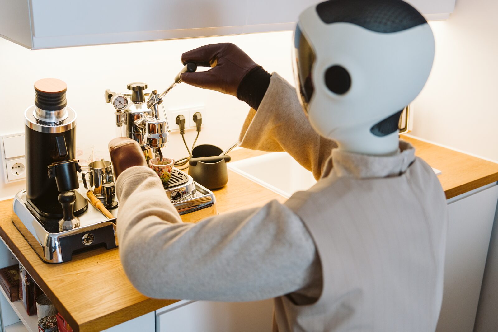 Robody making espresso